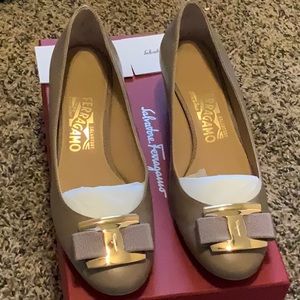 Salvatore ferragamo Ninna women's taupe leather wedge pumps Sz 8M like new